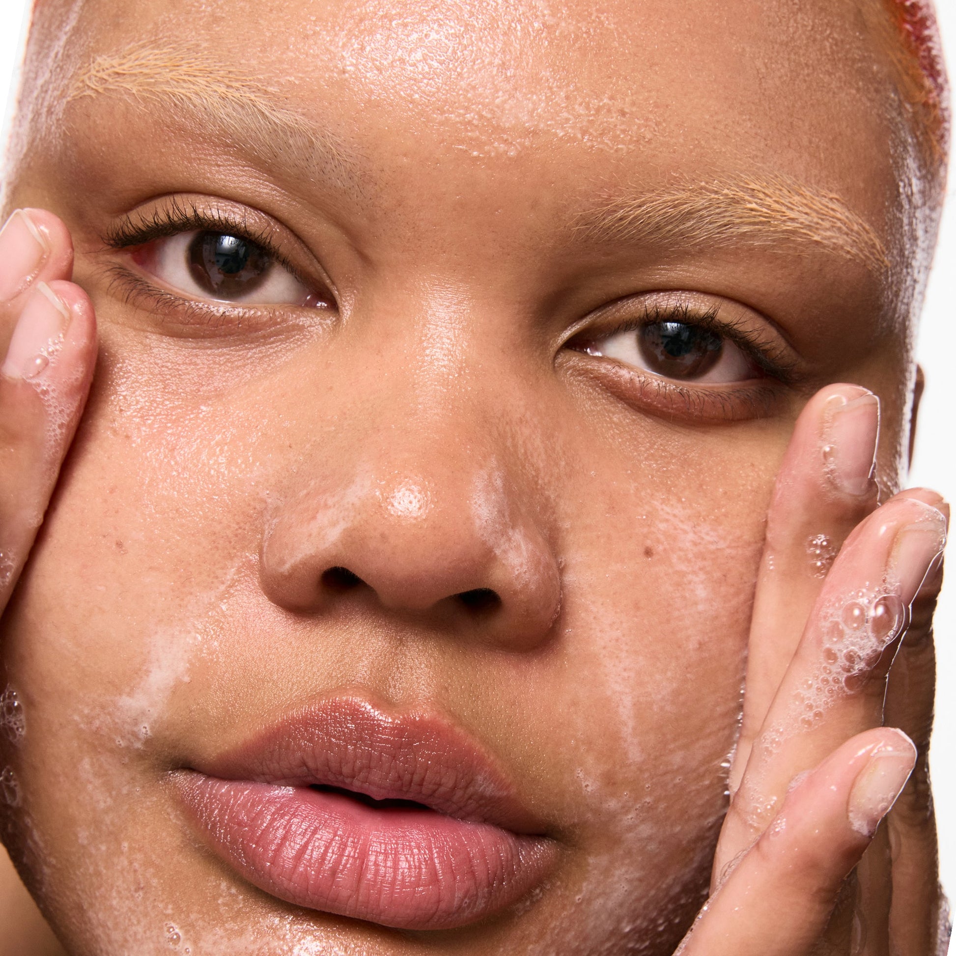 salicylic-acid-cleanser-duo-j2 Omega50_Model_2000x2000-1_ce0a3018-d6f0-4ed9-a17d-0096b80b29f6.jpg